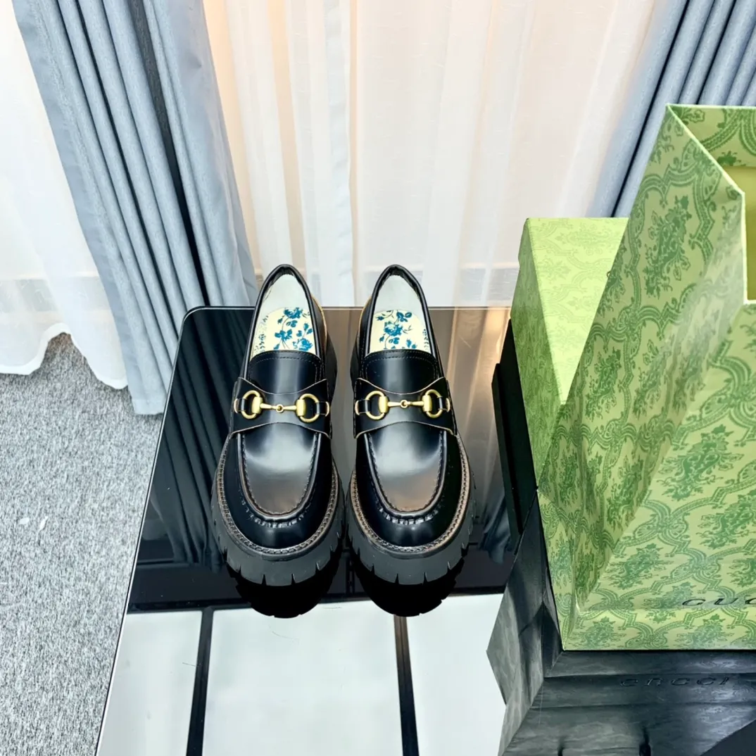 👟👟Ex-factory price 480👟👟 Women's shoes, women's gucci loafers, original development, 1:1 replica, welcome to compare with the original version. (Original coding process) Size: 35-40 (34/41 customized) Fabric: Cowhide open edge beads Inner: Original printed water-dyed sheep lining (never fade) Outsole: Original combination outsole, genuine leather edge strips Packaging: Full counter packaging (+ handbag)